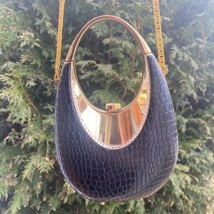 Woman’s Clutch w/ Chain